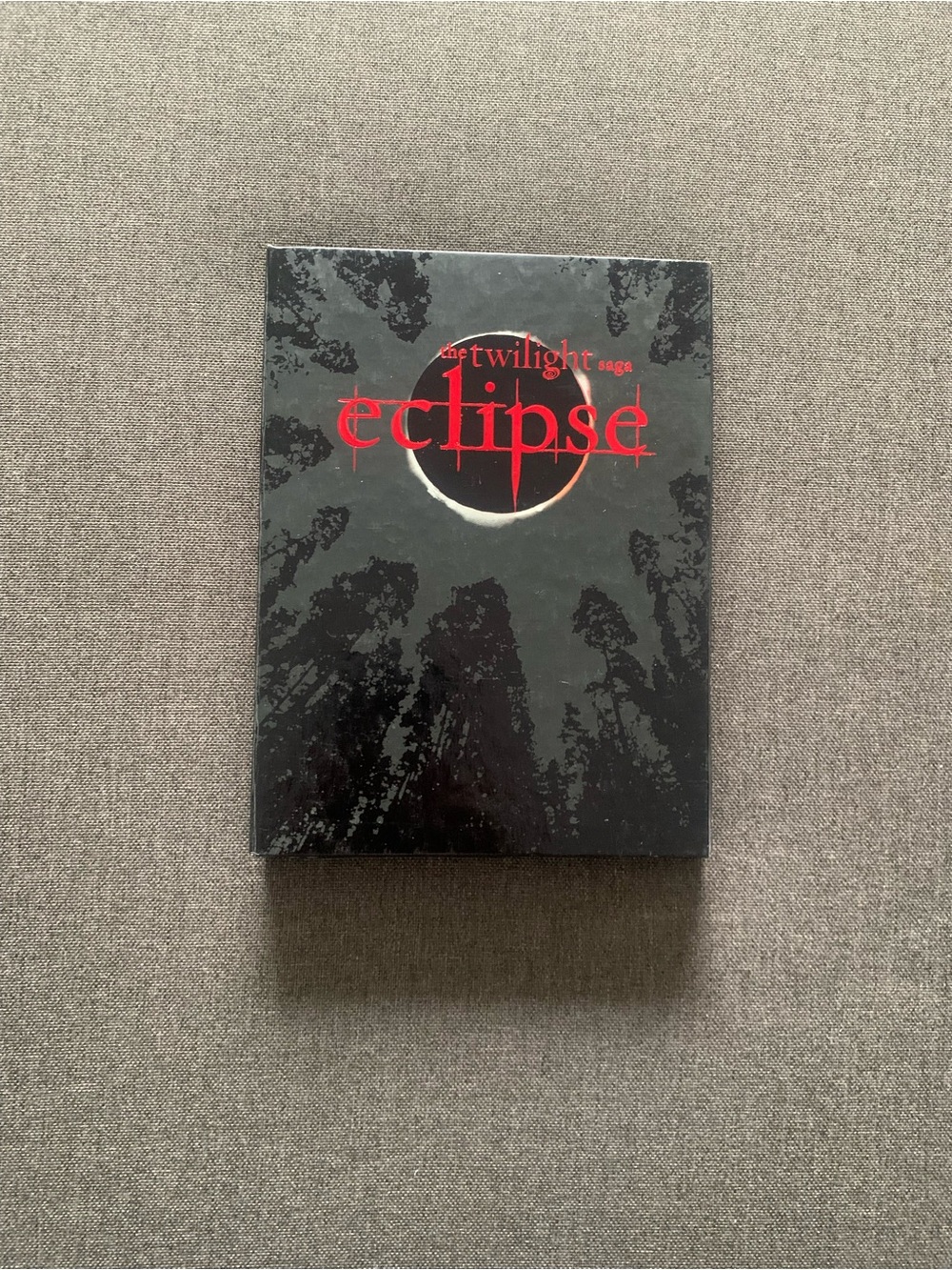 The Twilight Saga Eclipse Collector’s Gift Set A 2 DVD 4 Collectible Photo Cards
